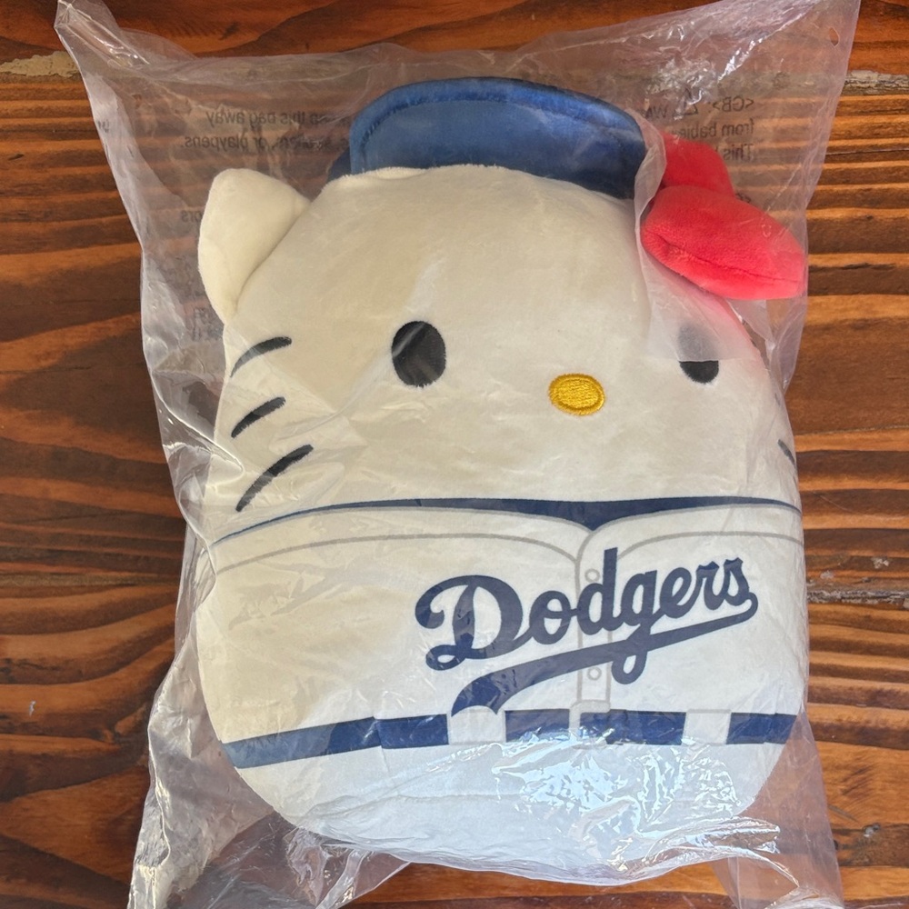 Squishmallows Hello Kitty Dodgers